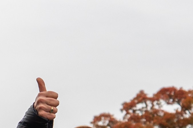 Sobrevivientes de los abusos de Jeffrey Epstein reaccionan frente al Capitolio de Estados Unidos después de que la Cámara de Representantes votara a favor de la Ley de Transparencia de los Archivos Epstein, el martes 18 de noviembre de 2025, en Washington. (Foto AP/Julia Demaree Nikhinson)