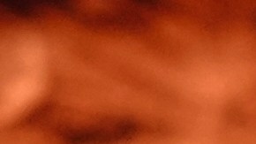 Los invitados a la fiesta, llena de estrellas, deslumbraron con sus mejores atuendos en tonos neutros, mientras que la cumpleañera eligió un top de seda en rosa y beige, complementado con una falda de original estampado geométrico. (AP Photo/Aurelien Morissard)