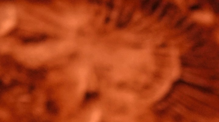 Los invitados a la fiesta, llena de estrellas, deslumbraron con sus mejores atuendos en tonos neutros, mientras que la cumpleañera eligió un top de seda en rosa y beige, complementado con una falda de original estampado geométrico. (AP Photo/Aurelien Morissard)