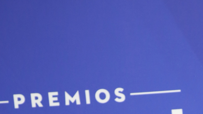 Fuentes cercanas al cantante aseguran que se encuentra muy feliz, después de haber atravesado varios meses complicados, marcados por episodios controvertidos, entre ellos las acusaciones de machismo.