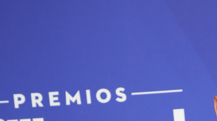 Fuentes cercanas al cantante aseguran que se encuentra muy feliz, después de haber atravesado varios meses complicados, marcados por episodios controvertidos, entre ellos las acusaciones de machismo.