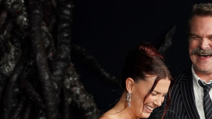 Millie Bobby Brown y David Harbour reaparecen juntos tras rumores de demanda por acoso laboral.