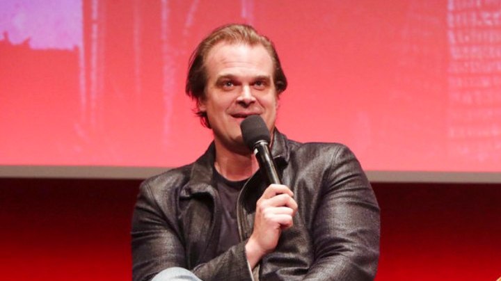 Millie Bobby Brown acusó a David Harbour de supuesto acoso laboral.