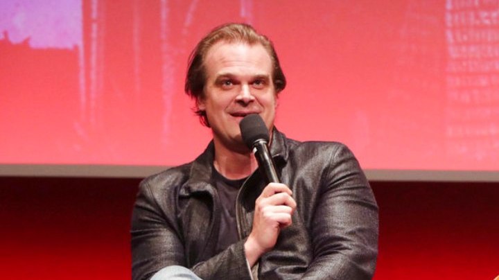 Millie Bobby Brown acusó a David Harbour de supuesto acoso laboral.