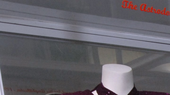 La muerte trágica de Selena en 1995 marcó un antes y un después en su vida. Abraham Quintanilla dedicó sus días a preservar la memoria de su hija, gestionando el Museo Selena en Corpus Christi y supervisando diversas producciones cinematográficas que relatan su verdadera historia. (AP Photo/Paul Iverson photo).