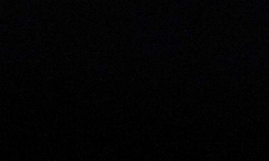 En compañía de Trueno y directivos del club, Rosalía visitó los vestuarios del Boca y otras dependencias de la entidad deportiva y se sacó fotos con la camiseta “xeneixe”. 
 (AP Photo/Marco Ugarte)