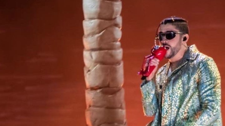 Bad Bunny se cayó en el primer concierto que ofreció en México y el momento se hizo viral.