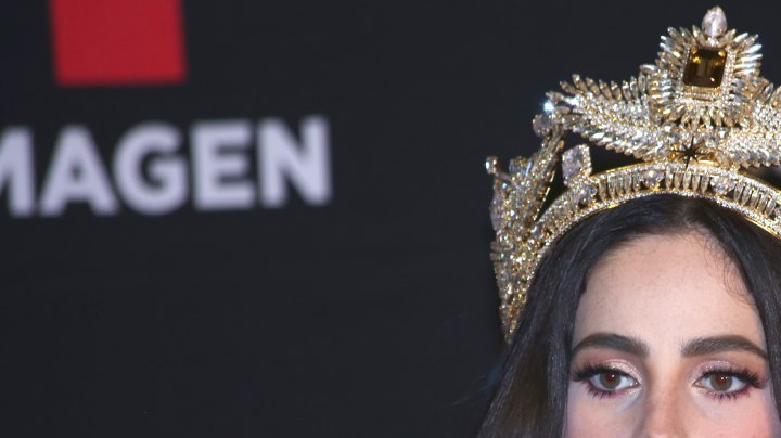 Interrumpen disfrute de Fátima Bosch en desfile en Tabasco, Mexico.