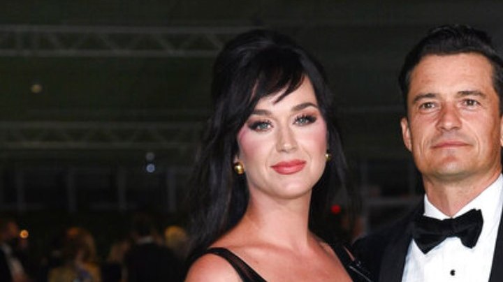 Katy Perry y Orlando Bloom coinciden en Reino Unido por compromisos familiares y profesionales.
