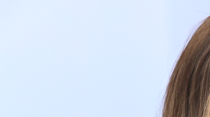 La salida de Myrka Dellanos de Telemundo fue anunciada el 8 de octubre de 2025. Ese día, fue notificada por Recursos Humanos justo antes de grabar La Mesa Caliente, y Giselle Blondet lo confirmó en vivo durante el programa.