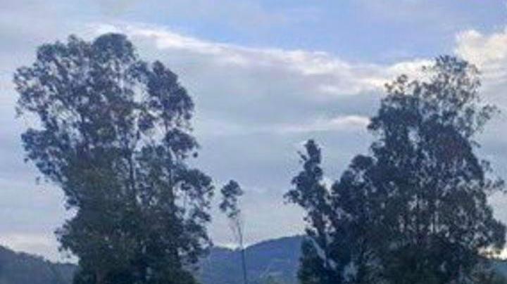 Fotografía tomada a través de rastreo de redes de bomberos y rescatistas cerca a una avioneta accidentada este sábado, en una zona rural del departamento de Boyacá (Colombia). El cantante colombiano Yeison Jiménez, uno de los principales exponentes de la música popular del país, iba a bordo de la avioneta que se accidentó, según confirmaron medios locales. EFE.