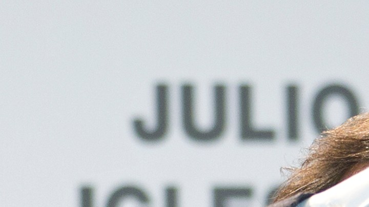 El fotógrafo fue más allá y también cuestionó otro aspecto de la vida privada de Julio Iglesias, señalando el misterio que rodea su relación con Miranda Rijnsburger.