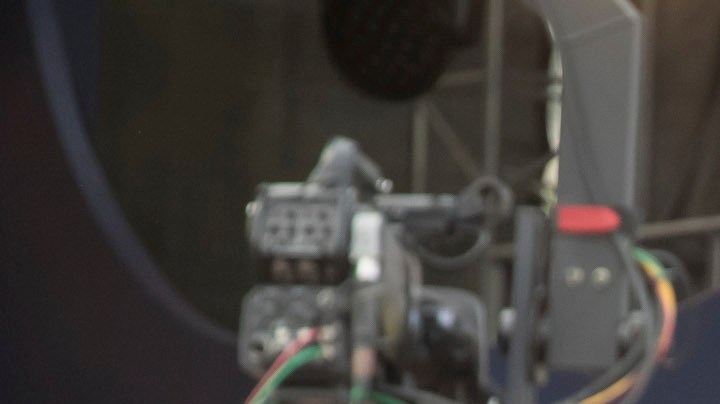 Además de la presencia del artista colombiano, la mexicana Diana Flores y el miembro del Salón de la Fama Deion Sanders también tendrán participaciones especiales, aportando un toque más competitivo y de seriedad al partido de exhibición.