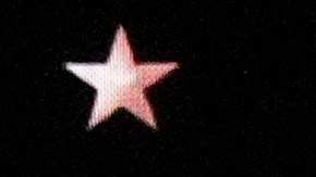 Benicio del Toro (de izquierda a derecha), Leonardo DiCaprio, Cassandra Kulukundis, Teyana Taylor, Chase Infiniti y Paul Thomas Anderson aceptan el premio a la mejor película por "One Battle After Another" durante la 31.ª edición de los Premios Críticos de Cine, el domingo 4 de enero de 2026, en The Barker Hanger, Santa Mónica, California. (Foto AP/Chris Pizzello).