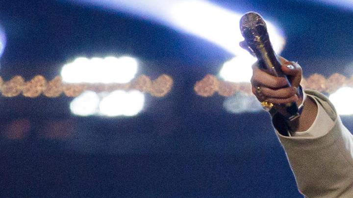 El cantante puertorriqueño Bad Bunny se presenta durante un concierto de su gira mundial 'Debí tirar más fotos' este viernes, en el Estadio Nacional, en Lima (Perú). EFE/ Sebastián Blanco.