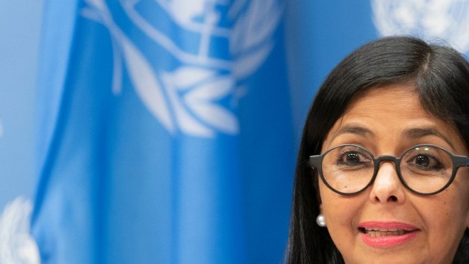 Delcy Rodríguez luce lujoso vestido en su investidura como presidenta interina de Venezuela.