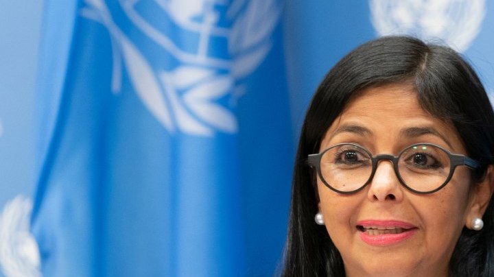 Delcy Rodríguez luce lujoso vestido en su investidura como presidenta interina de Venezuela.