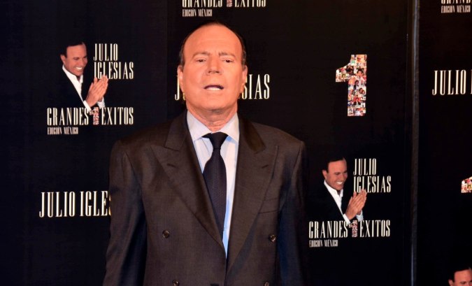 Julio Iglesias rompió el silencia tras las acusaciones de violación sexual en su contra.