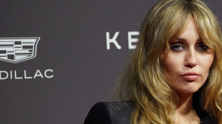 Miley Cyrus tuvo un intercambio con un fotógrafo en su llegada a la 37.ª edición de los Premios del Festival Internacional de Cine de Palm Springs.