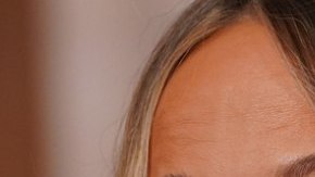 Nikki Glaser y Leonardo DiCaprio protagonizaron momento viral en la ceremonia de los Golden Globes 2026.