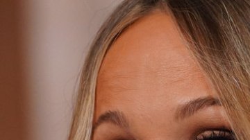 Nikki Glaser y Leonardo DiCaprio protagonizaron momento viral en la ceremonia de los Golden Globes 2026.