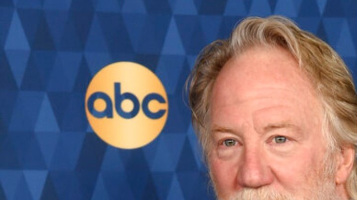 Timothy Busfield se entregó a la Policía de Albuquerque.