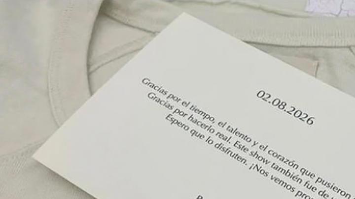 Entre los detalles de la venta de las camisetas destaca la inclusión de la carta que el propio cantante añadió al obsequio.