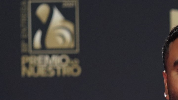 La mochila fue sustraída mientras estaba sobre un carrito de equipaje. Contenía una gran suma de dinero, un iPhone, varios relojes de lujo —incluidos dos Rolex y dos Patek Philippe— y objetos personales de gran valor sentimental para el cantante.