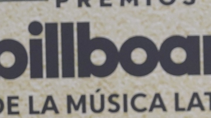 Gabriela Berlingeri acompaña al cantante en su exitosa gira mundial, que incluye destinos como Australia.