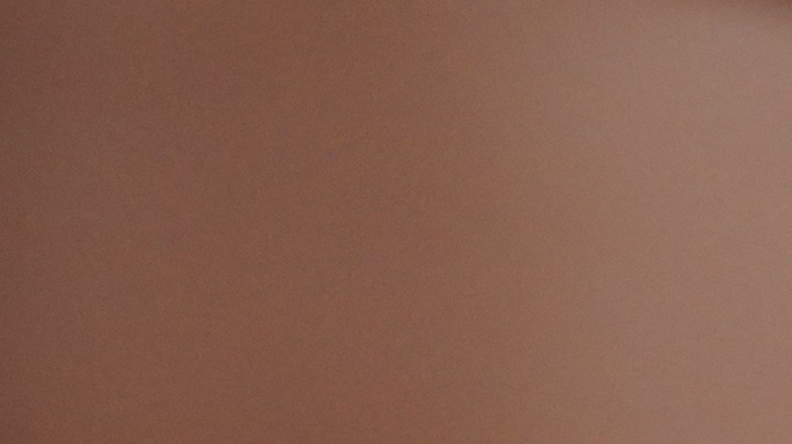 Su comportamiento reservado y los intentos por evitar las cámaras alimentaron múltiples interpretaciones en redes sociales. Para algunos usuarios, la escena resultó “inusual”, aunque no hay indicios de que el encuentro haya sido algo más que una reunión casual o laboral.