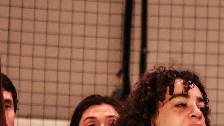 El rey Carlos III de Gran Bretaña, en el centro, se sienta en primera fila para el desfile del diseñador británico-nigeriano Tolu Coker durante el espectáculo inaugural de la Semana de la Moda de Londres 2026, en 180 Studios, en el centro de Londres, el jueves 19 de febrero de 2026.