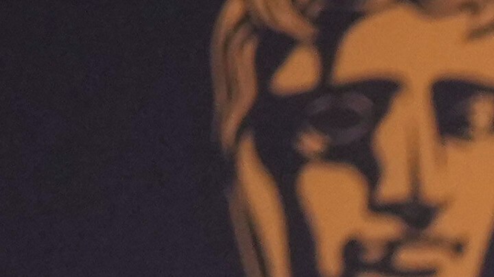 Paul Thomas Anderson posa con los premios a mejor dirección, fotografía y guion adaptado por 'One Battle After Another' en la 79.ª edición de los Premios BAFTA de la Academia Británica de Cine, en Londres, el domingo 22 de febrero de 2026. (Foto AP/Alastair Grant).