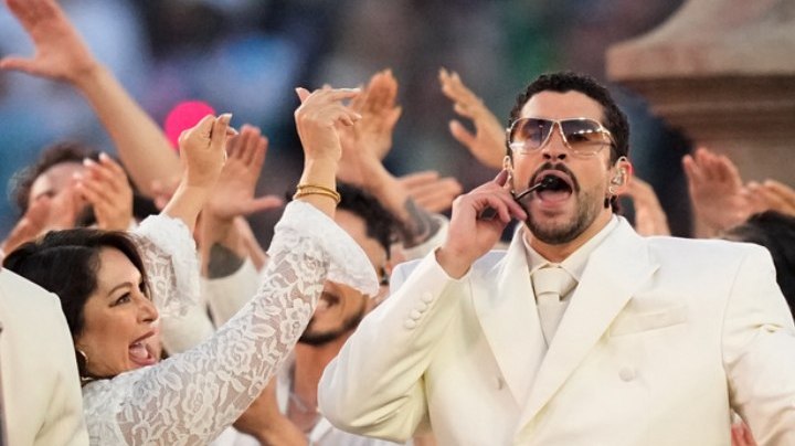 Karol G, Cardi B y más artistas mundiales bailaron en 'La Casita' de Bad Bunny.