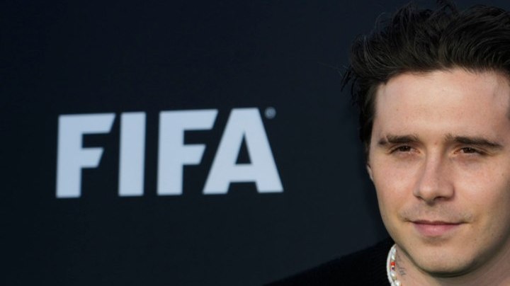Brooklyn Beckham borró rastros de sus padres en sus tatuajes.