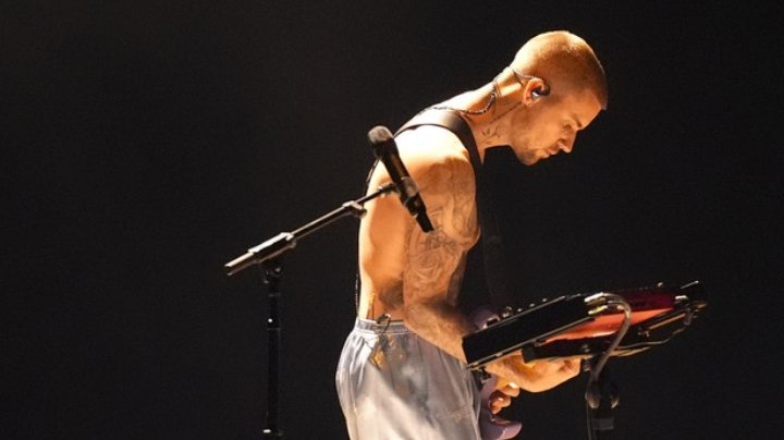 Justin Bieber sorprende con su presentación en los Grammy 2026.