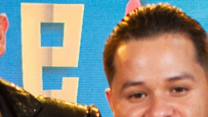 Rafael González, vocalista de Los Recoditos, bajo escrutinio tras graves acusaciones de agresión.