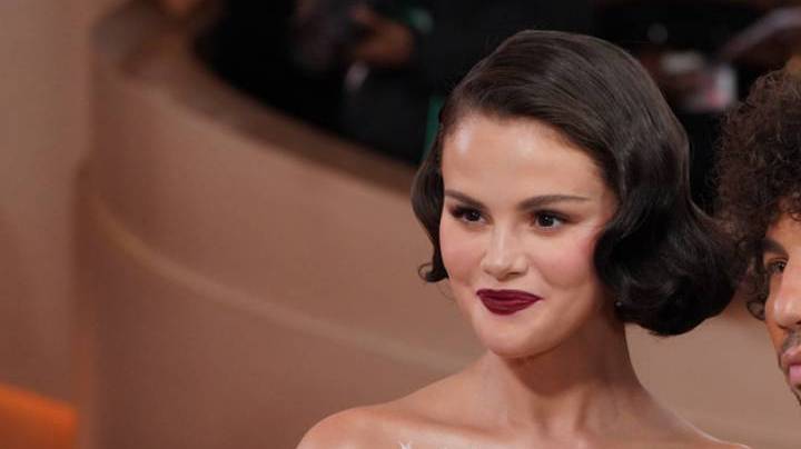 Un gesto inesperado: Selena Gomez y la polémica del beso en el pie.