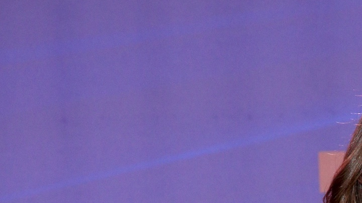 Lejos de las producciones elaboradas que suelen acompañar este tipo de anuncios entre celebridades, la pareja optó por un gesto sencillo: al cortar una torta, el color azul en su interior confirmó la llegada de un nuevo integrante masculino a la familia.