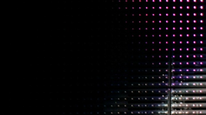 Un breve fragmento musical acompañó el anuncio, dejando oír su voz en susurros sobre una base electrónica de ritmo hipnótico.