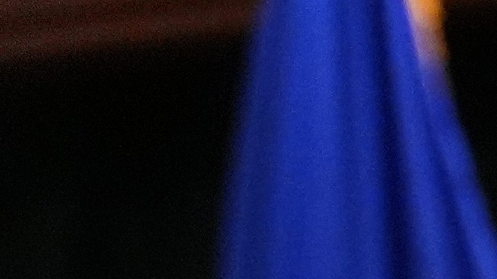 Una foto policial de David Anthony Burke, cuyo nombre artístico es D4vd, se muestra el lunes 20 de abril de 2026 en Los Ángeles durante una conferencia de prensa sobre el caso del cantante, quien fue arrestado bajo sospecha de haber matado a una niña de 14 años cuyo cuerpo desmembrado fue encontrado en su automóvil. (Foto AP/Damian Dovarganes).