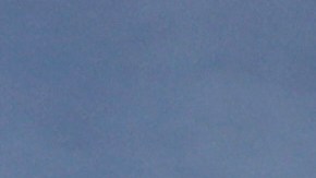 Los trabajadores reanudan la construcción del escenario para un concierto de la estrella pop colombiana Shakira tras la muerte de un obrero en un accidente durante la preparación un día antes, en la playa de Copacabana en Río de Janeiro, lunes 27 de abril de 2026. (Foto AP/Bruna Prado).