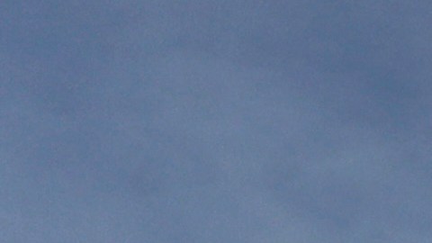 Los trabajadores reanudan la construcción del escenario para un concierto de la estrella pop colombiana Shakira tras la muerte de un obrero en un accidente durante la preparación un día antes, en la playa de Copacabana en Río de Janeiro, lunes 27 de abril de 2026. (Foto AP/Bruna Prado).