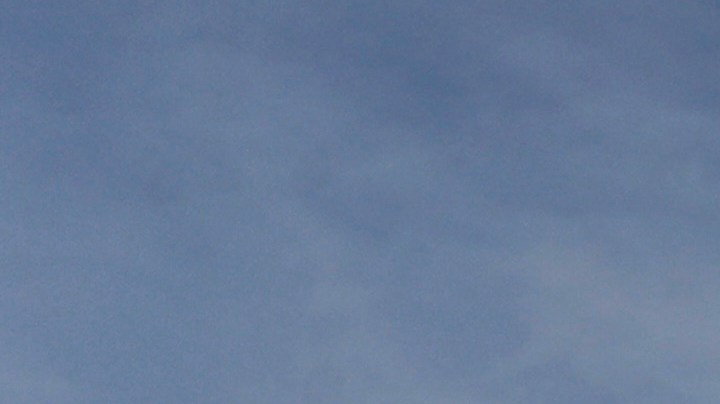 Los trabajadores reanudan la construcción del escenario para un concierto de la estrella pop colombiana Shakira tras la muerte de un obrero en un accidente durante la preparación un día antes, en la playa de Copacabana en Río de Janeiro, lunes 27 de abril de 2026. (Foto AP/Bruna Prado).