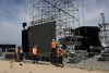 Los trabajadores reanudan la construcción del escenario para un concierto de la estrella pop colombiana Shakira tras la muerte de un obrero en un accidente durante la preparación un día antes, en la playa de Copacabana en Río de Janeiro, lunes 27 de abril de 2026. (Foto AP/Bruna Prado).