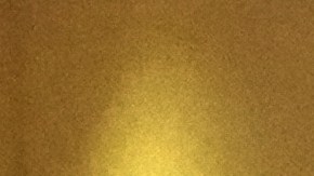 El acusado Beran A. oculta su rostro tras carpetas mientras es escoltado fuera de la sala del Tribunal de Distrito de Wiener Neustadt, Austria, donde está siendo juzgado por planear un atentado contra uno de los conciertos de la superestrella Taylor Swift en Viena en agosto de 2024 y por jurar lealtad al grupo Estado Islámico, el martes 28 de abril de 2026. (Foto AP/Matthias Schrader).