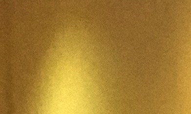 El acusado Beran A. oculta su rostro tras carpetas mientras es escoltado fuera de la sala del Tribunal de Distrito de Wiener Neustadt, Austria, donde está siendo juzgado por planear un atentado contra uno de los conciertos de la superestrella Taylor Swift en Viena en agosto de 2024 y por jurar lealtad al grupo Estado Islámico, el martes 28 de abril de 2026. (Foto AP/Matthias Schrader).