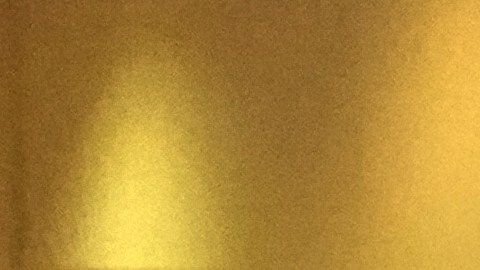 El acusado Beran A. oculta su rostro tras carpetas mientras es escoltado fuera de la sala del Tribunal de Distrito de Wiener Neustadt, Austria, donde está siendo juzgado por planear un atentado contra uno de los conciertos de la superestrella Taylor Swift en Viena en agosto de 2024 y por jurar lealtad al grupo Estado Islámico, el martes 28 de abril de 2026. (Foto AP/Matthias Schrader).