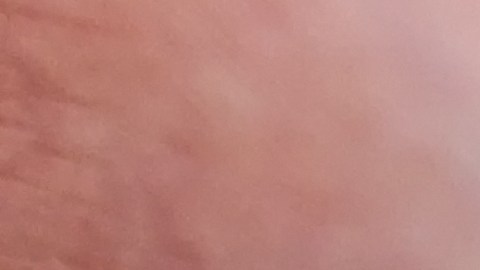 Hall ya había tenido roces previos con la justicia. En junio de 2020 fue arrestado en Weatherford, Texas, tras ser vinculado a un delito menor relacionado con la posesión de una sustancia química volátil destinada a su inhalación o consumo.