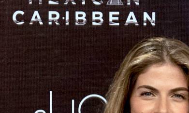 Stephanie Cayo y Alejandro Sanz presumen su romance en pleno show del cantante.