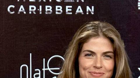 Stephanie Cayo y Alejandro Sanz presumen su romance en pleno show del cantante.